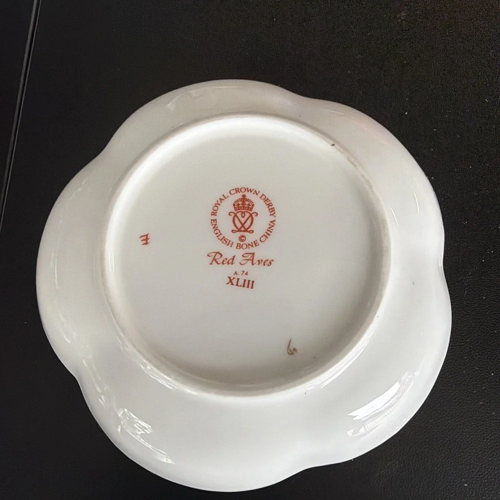ROYAL CROWN DERBY RED AVES TUDOR ROSE SCALLOPED DISH 4 1/2